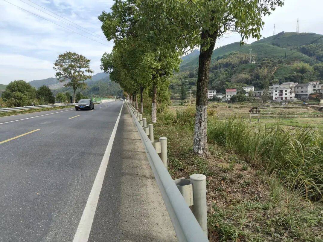 环湖公路驶向栗月坪