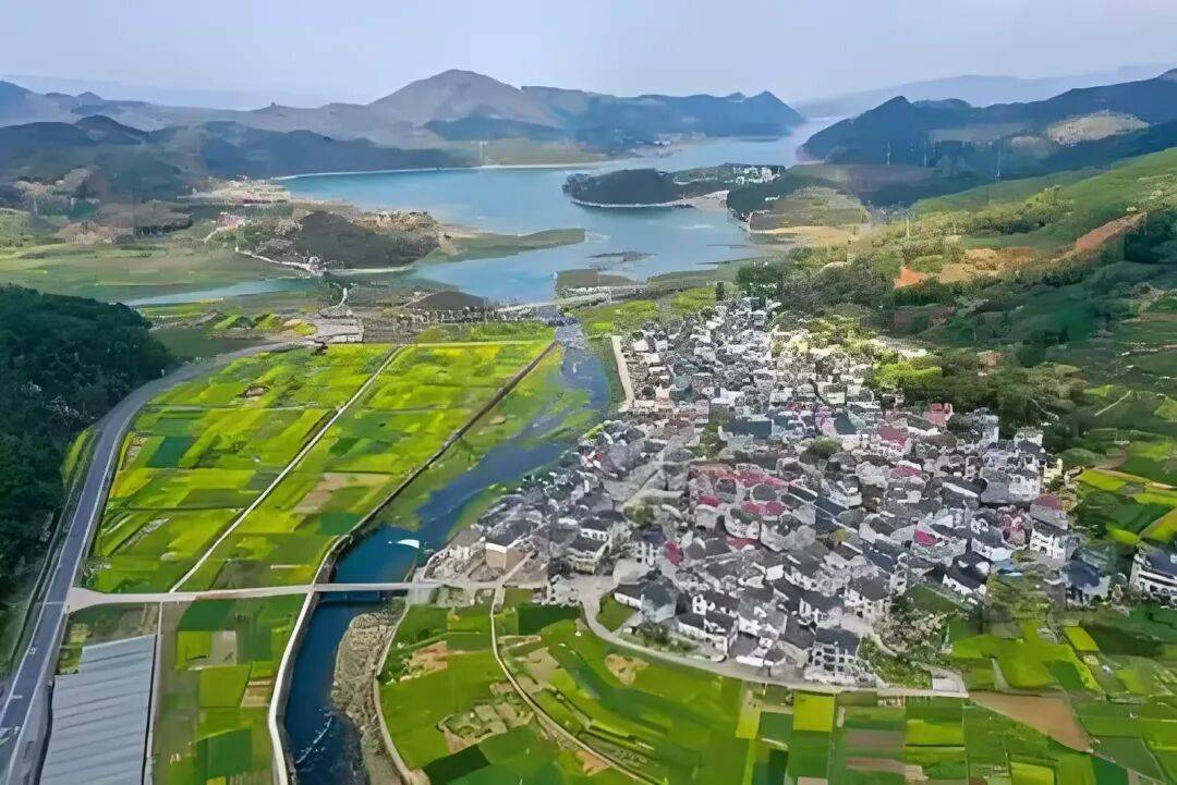 航拍栗月坪村与千岛湖