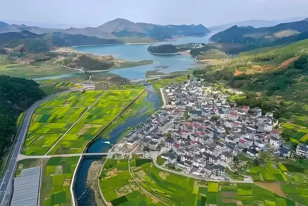 航拍栗月坪村与千岛湖